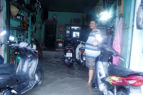 TP.HCM:[-]Đường[-]biến[-]thành[-]sông,[-]kẹt[-]xe[-]hàng[-]giờ[-]sau[-]cơn[-]mưa[-]lớn